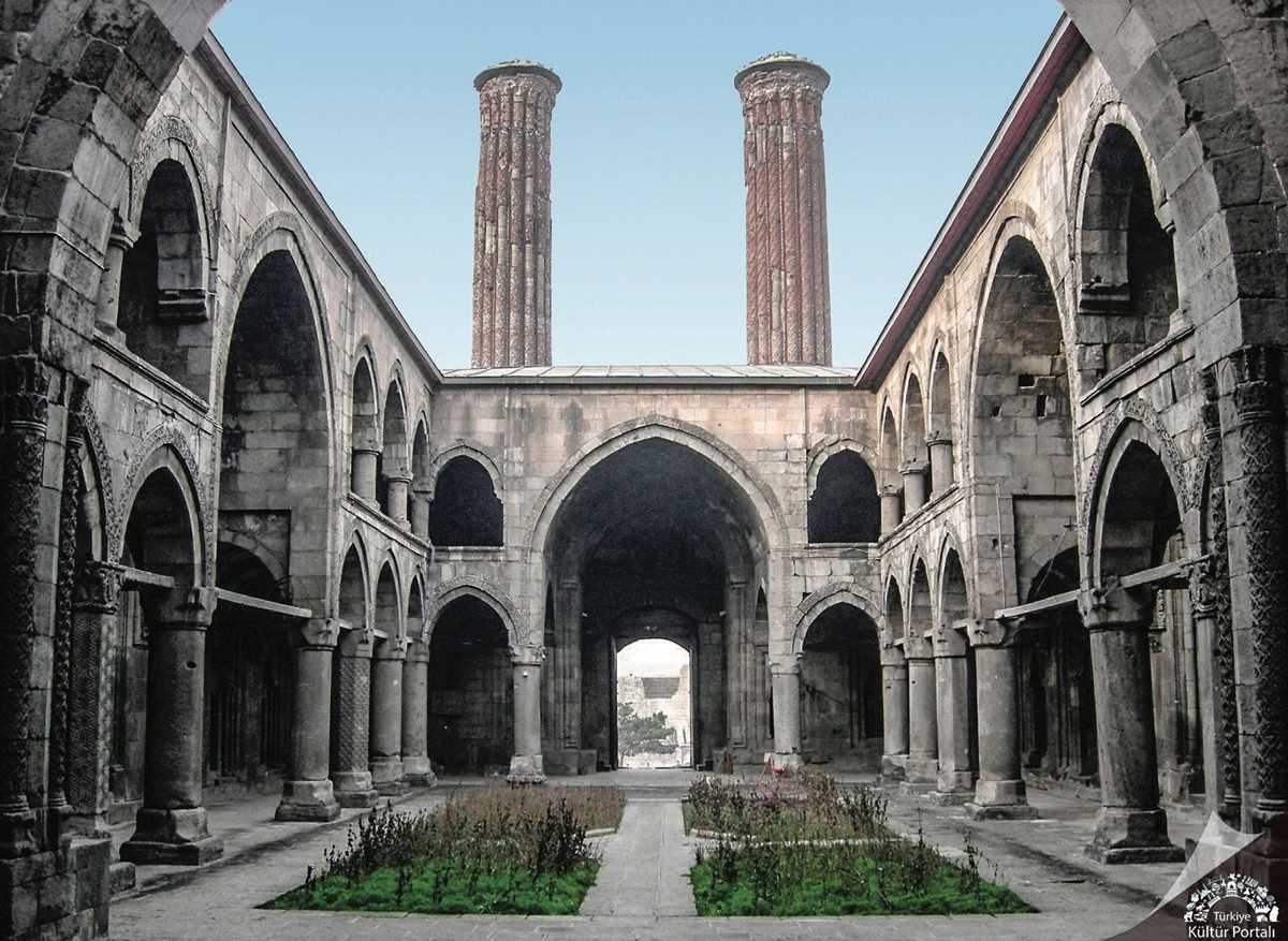 çifte minareli medrese iç görünüm